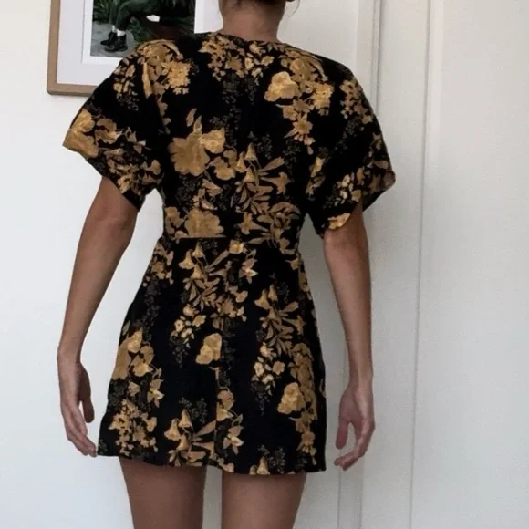 NWOT Reformation Ty Plunge V‎ Neck Kimono Sleeve Floral Linen Mini - Size 2 - Picture 4 of 11